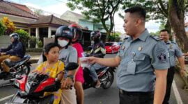 Lapas Kelas IIB Ciamis tengah memberikan takjil kepada pengendara.