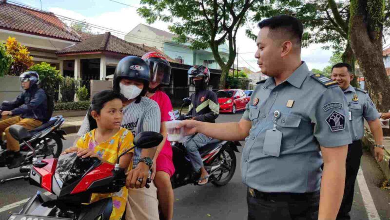 Lapas Kelas IIB Ciamis tengah memberikan takjil kepada pengendara.