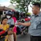 Lapas Kelas IIB Ciamis tengah memberikan takjil kepada pengendara.