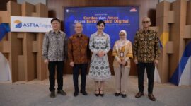 Edukasi, dan Pelindungan Konsumen OJK, Friderica Widyasari Dewi (tengah) dan Director-in-Charge Astra Financial, Suparno Djasmin, Executive-in-Charge, Rudy Chen. Serta pembicara yaitu Deputi Direktur Pelaksanaan Edukasi Keuangan OJK,  Halimatus Sadiyah dan Direktur Astra Credit Companies, Mohammad Farauk.