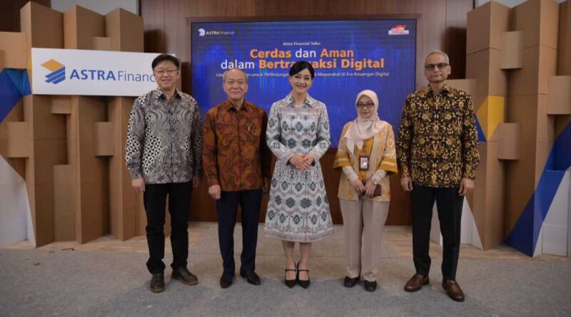 Edukasi, dan Pelindungan Konsumen OJK, Friderica Widyasari Dewi (tengah) dan Director-in-Charge Astra Financial, Suparno Djasmin, Executive-in-Charge, Rudy Chen. Serta pembicara yaitu Deputi Direktur Pelaksanaan Edukasi Keuangan OJK,  Halimatus Sadiyah dan Direktur Astra Credit Companies, Mohammad Farauk.