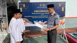 Kalapas Kelas II B Ciamis, Beni Nurrahman secara simbolis menyerahkan remisi kepada narapidana.