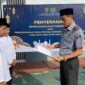 Kalapas Kelas II B Ciamis, Beni Nurrahman secara simbolis menyerahkan remisi kepada narapidana.