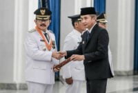 Pj Gubernur Jawa Barat, Bey Machmudin tengah menjabat tangan Pj Bupati Ciamis, Engkus Sutisna usai dilantik.