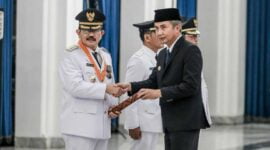 Pj Gubernur Jawa Barat, Bey Machmudin tengah menjabat tangan Pj Bupati Ciamis, Engkus Sutisna usai dilantik.