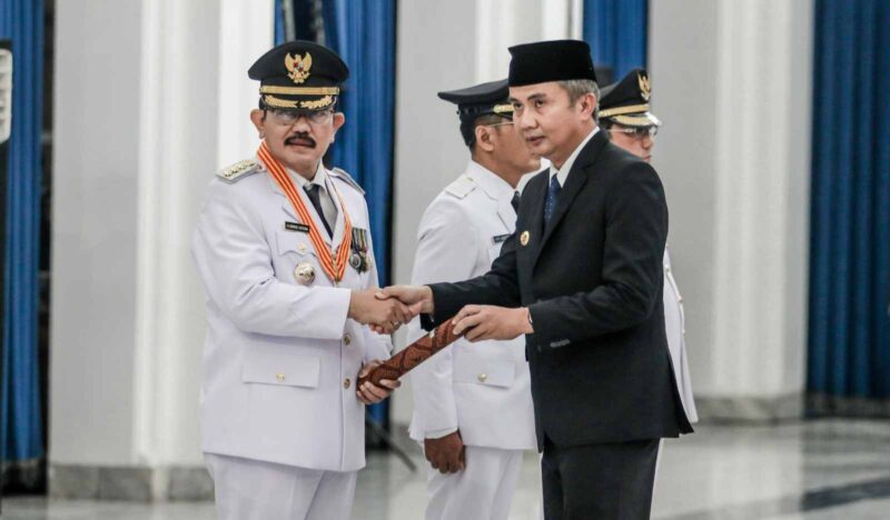 Pj Gubernur Jawa Barat, Bey Machmudin tengah menjabat tangan Pj Bupati Ciamis, Engkus Sutisna usai dilantik.