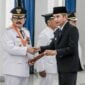 Pj Gubernur Jawa Barat, Bey Machmudin tengah menjabat tangan Pj Bupati Ciamis, Engkus Sutisna usai dilantik.
