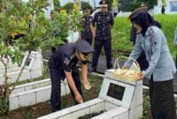 Ziarah dan tabur bunga Lapas Kelas IIB Ciamis.