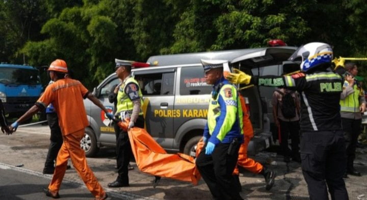 Kecelakaan Tol Jakarta-Cikampek KM 58 (Foto: ANTARA FOTO/AKBAR NUGROHO GUMAY).