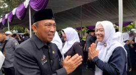 Sekretaris Daerah (Sekda), Dr. H. Andang Firman Triyadi, MT sedang bersalaman di Pendopo Ciamis.