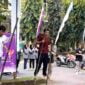 Lomba balap egrang.