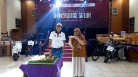 Agenda pemotongan tumpeng oleh Rektor Unigal dan diserahkan kepada Ketua Yayasan Pendidikan Galuh.