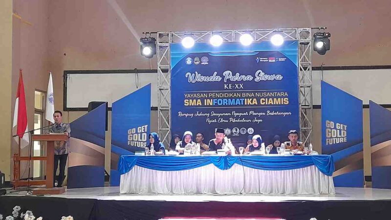 Angga Budi Kusuma, Direktur Utama Pesona Kahuripan memberikan motivasi kepada para lulusan SMA Informatika Ciamis.