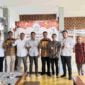 Tatang Djauhari, seorang pengusaha perumahan di Ciamis (Posisi poto ke-5 dari kiri) saat menggelar diskusi dialog di salah satu RM.