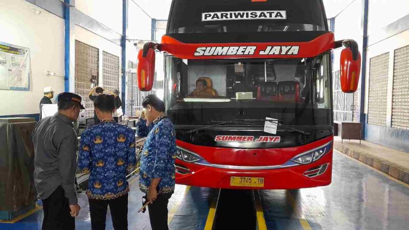 Dishub Ciamis periksa kelaikan belasan Bus pengangkut calon jemaah haji.