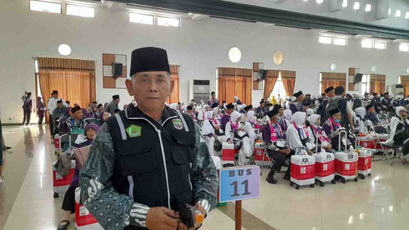 Ketua Panitia Penyelenggara Ibadah Haji (PPIH) Kabupaten Ciamis, Drs. KH. Saeful Ujun, tengah mengawal pemberangkatan calon jemaah haji.