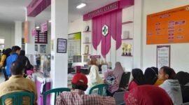 Masyarakat tengah antri di Puskesmas Ciamis.