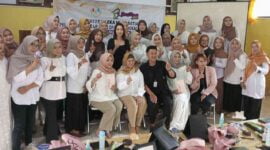 Pelatihan make-up artist (MUA) dan merangkai bunga melati di salah satu Hotel di Ciamis, Jumat (3/5/2024).