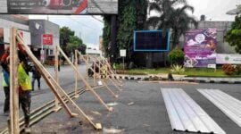 Pemagaran lokasi pekerjaan.