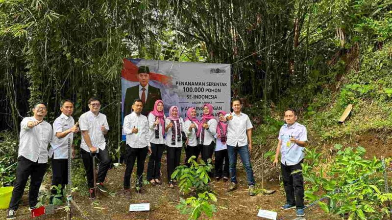 Penanaman pohon di Kantor Pertanahan Kabupaten Ciamis dalam rangka memperingati Hari Lingkungan Hidup Sedunia, Rabu (5/6/2024).