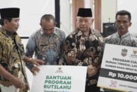 Penyerahan program bantuan rutilahu oleh Baznas Ciamis.