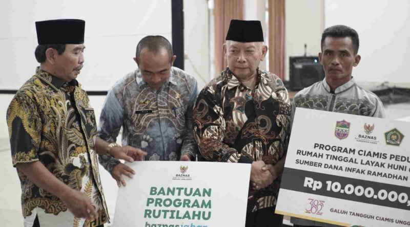 Penyerahan program bantuan rutilahu oleh Baznas Ciamis.