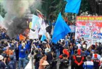 Demo buruh.