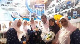 Kepala Dinas Pendidikan saat mengunjungi stand Himpaudi di Ekspo Pendidikan.