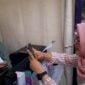 Meti warga Cipaku tengah membayar PBB-P2 menggunakan QRIS.