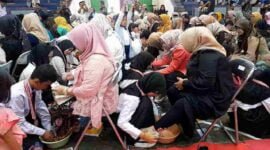 Siswa-siswi SDN 7 Ciamis tengah membasuh kaki orangtuanya.