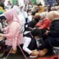 Siswa-siswi SDN 7 Ciamis tengah membasuh kaki orangtuanya.