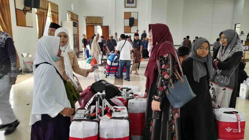 Jemaah kloter akhir saat tiba di Islamic Center Ciamis pada Rabu (17/7/2024).