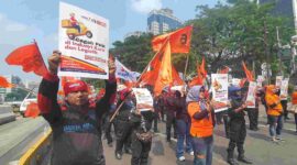 Demo tolak PHK Massal.