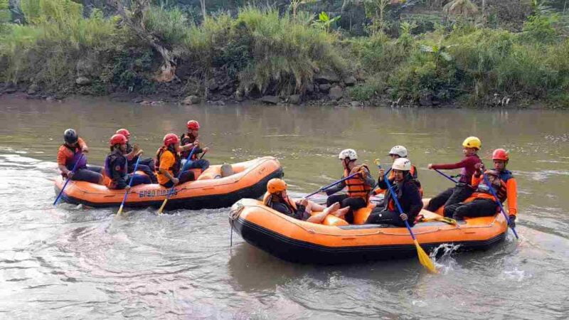 Pusdalops BPBD Ciamis sedang berlatih SAR air.