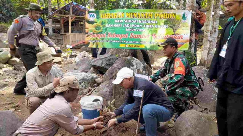 Perusahaan Umum Daerah (Perumda) Air Minum Tirta Galuh Ciamis tanam 1.000 pohon di Cireong.