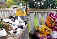 Sampah yang berada di trotoar Jl KH Ahmad Dahlan Ciamis.