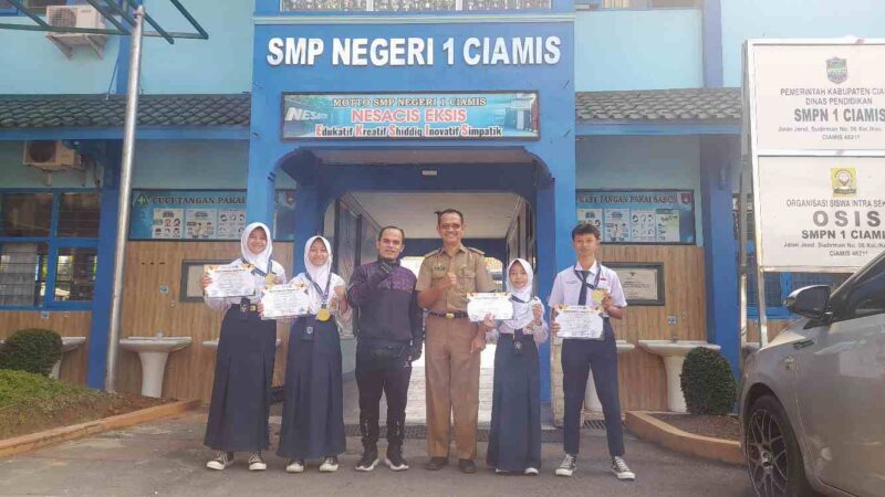 Siswa-siswi SMPN 1 Ciamis peraih Medali Emas dan Perak berpoto bersama dengan Kepala Sekolah dan Pelatih Pencak Silat.