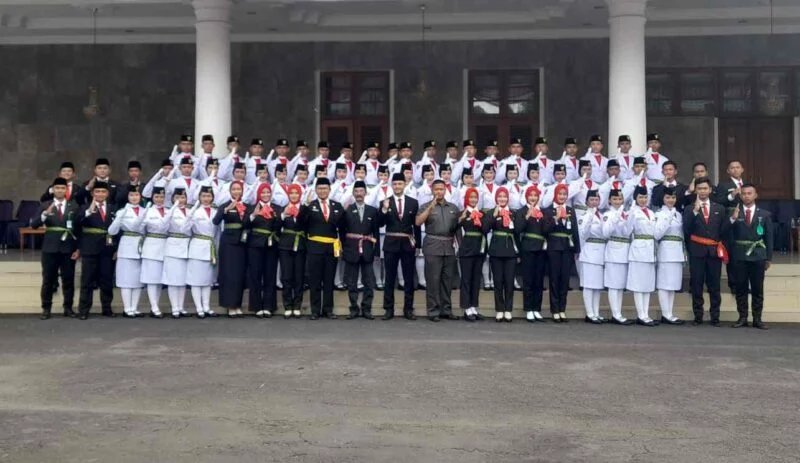 Anggota Paskibraka berfoto bersama jajaran Bakesbangpol Ciamis.