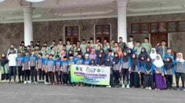 Kontingen Porsadin Ciamis berfoto bersama di Pendopo Ciamis sebelum keberangkatan.