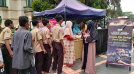 Majelis Taklim Roudlotunnisa bagikan makanan dan minuman kepada jemaah salat jumat di Masjid Agung Ciamis.