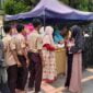 Majelis Taklim Roudlotunnisa bagikan makanan dan minuman kepada jemaah salat jumat di Masjid Agung Ciamis.