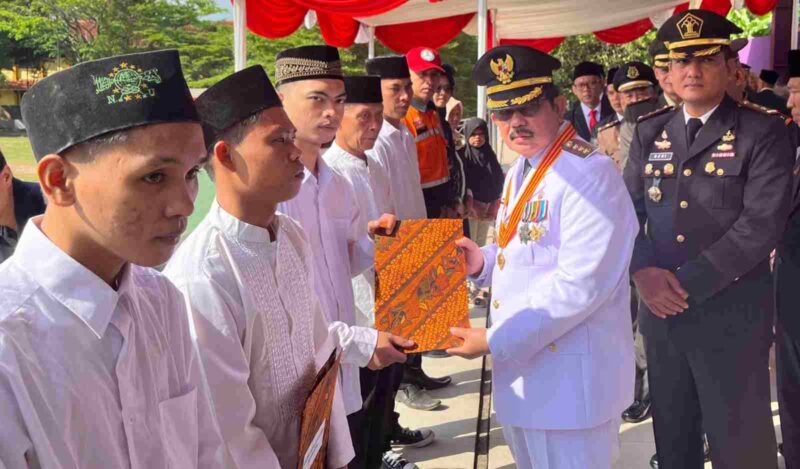 Penyerahan remisi oleh Pj Bupati dan Kalapas Ciamis.