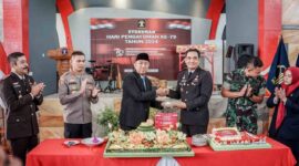 Sekda Ciamis, Andang Firman Triyadi sedang berjabat tangan dengan Kepala Lapas Kelas IIB Ciamis, Beni Nurrahman.