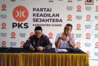 Ketua DPD PKS Ciamis (kiri) didampingi Humas PKS (kanan).