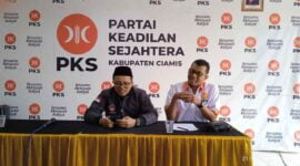 Ketua DPD PKS Ciamis (kiri) didampingi Humas PKS (kanan).