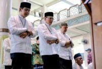 Pasangan Calon Bupati Ciamis, Herdiat-Yana tengah melaksanakan salat sunat berjamaah di Masjid Agung Ciamis.