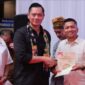 Menteri AHY saat menyerahkan secara simbolis 12 Sertipikat Tanah Elektronik di Kantah Kota Bekasi, Jawa Barat, pada Selasa (6/8/2024).