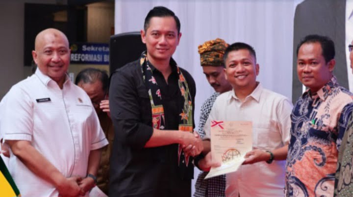 Menteri AHY saat menyerahkan secara simbolis 12 Sertipikat Tanah Elektronik di Kantah Kota Bekasi, Jawa Barat, pada Selasa (6/8/2024).