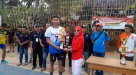 Miranti Mayangsari saat memberikan trophy kepada pemenang bola voli Miranti Cup.