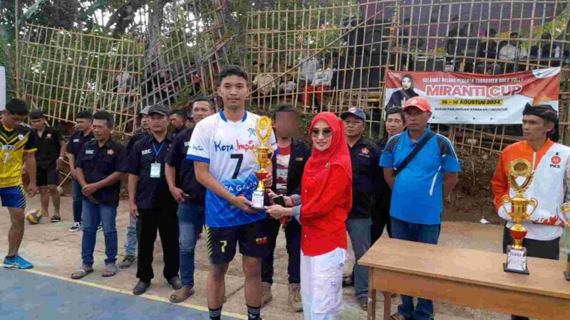 Miranti Mayangsari saat memberikan trophy kepada pemenang bola voli Miranti Cup.